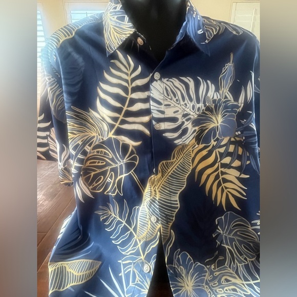 Royaura Men’s Hawaiian Shirt - Picture 3 of 4